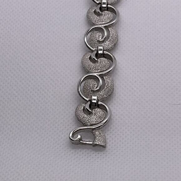 Vintage Silver-Tone Textured Circle-Link Bracelet With Secure Clasp - Picture 4 of 11